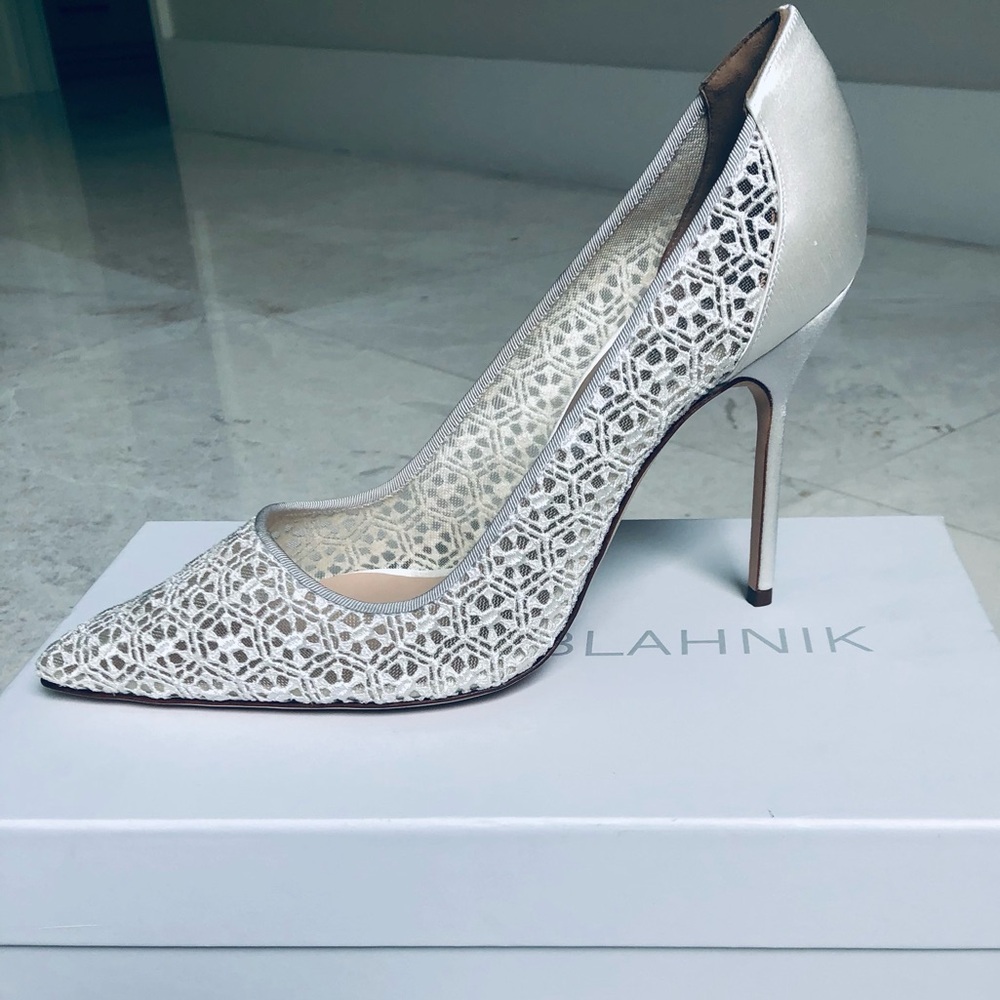 Brand New Manolo Blahnik BBLA Ivory Lace Pointed Toe Stiletto Pump. 39,5